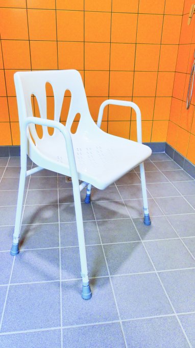 Chaise de douche englobante